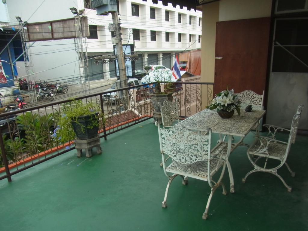 28 Rachabutr Hostel Убонратчатхани Экстерьер фото