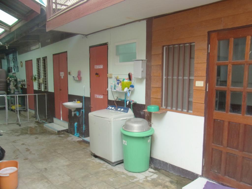28 Rachabutr Hostel Убонратчатхани Экстерьер фото