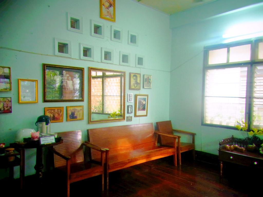 28 Rachabutr Hostel Убонратчатхани Экстерьер фото