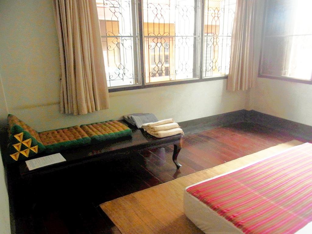 28 Rachabutr Hostel Убонратчатхани Экстерьер фото