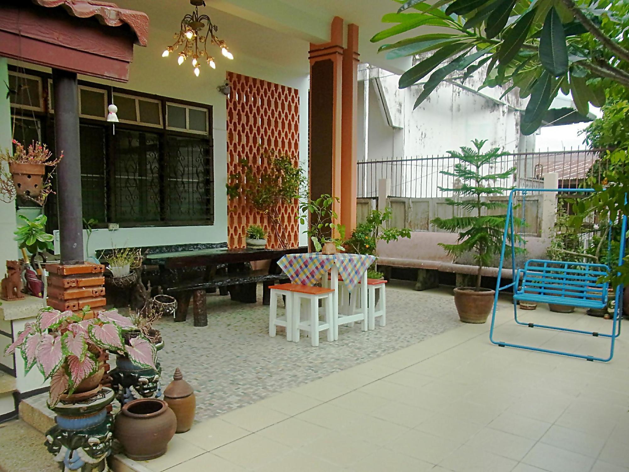 28 Rachabutr Hostel Убонратчатхани Экстерьер фото